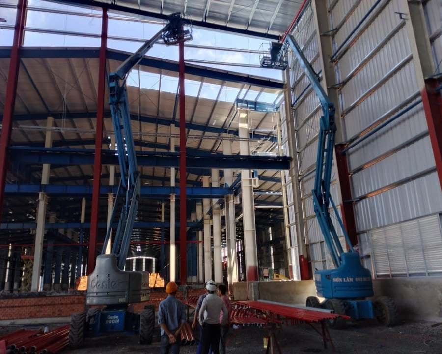 2 xe Boom lift cao 20m phục vụ khách hàng tại nhà máy lọc dầu Hà Tĩnh