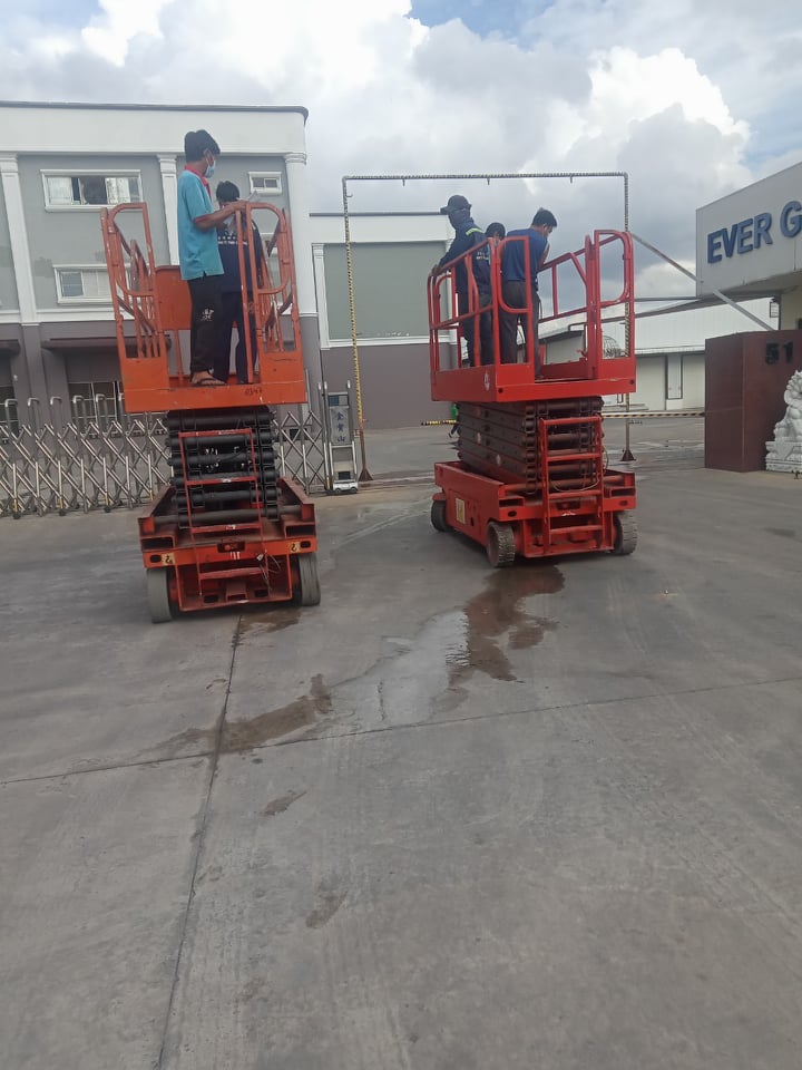 2 Xe cắt kéo 14m làm việc tại nhà máy KCN Tân Hương, Tiền Giang