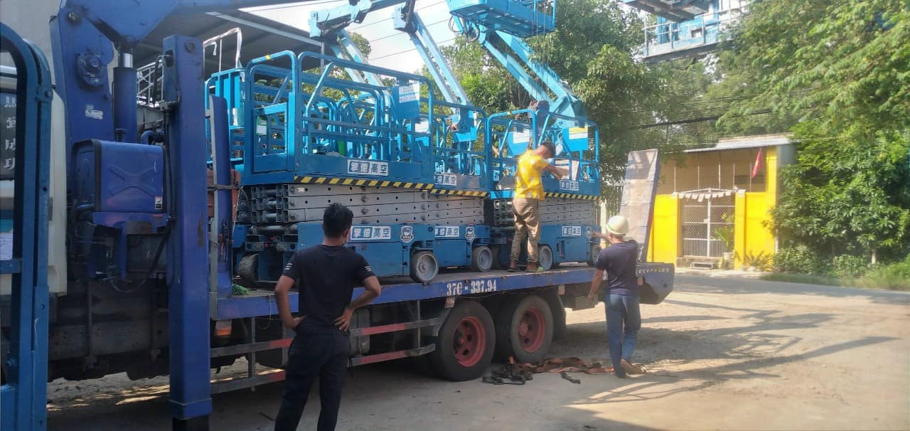 Vận chuyển xe nâng cắt kéo phục vụ khách hàng tại Bắc Ninh