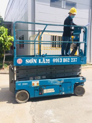 xe nâng người cắt kéo